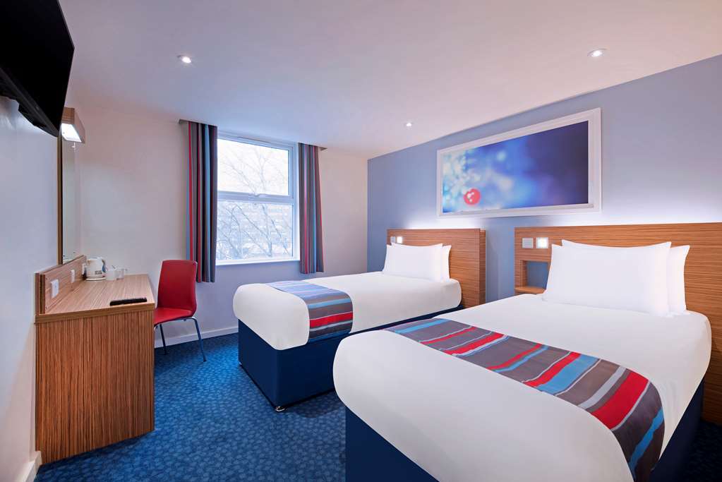 Travelodge Cameron Toll Hotel EDI Szoba fotó